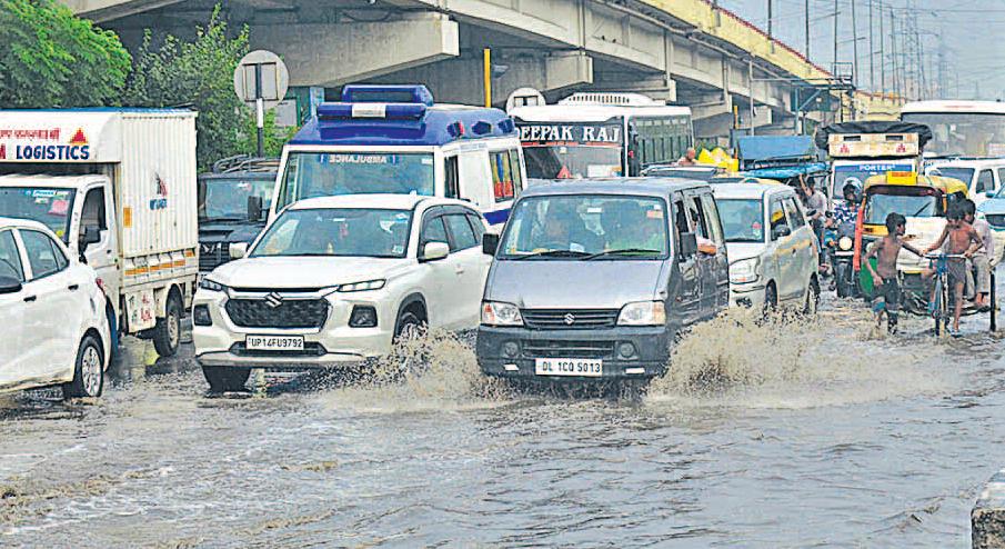बादलों ने डाला डेरा, हल्की बारिश के कारण पारा गिरा
