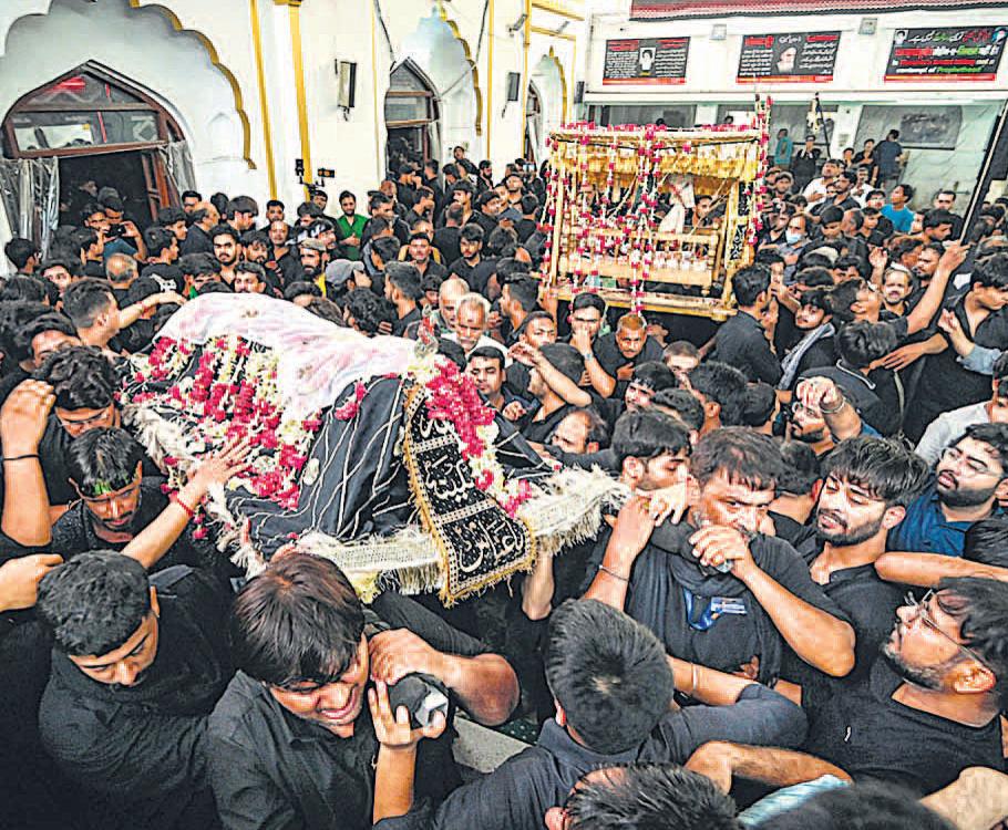 ताजिया के साथ जुलूस निकाल मातम मनाया