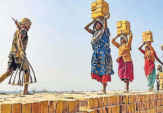एक घंटे काम भी रोजगार, वो भी आधों को मिला