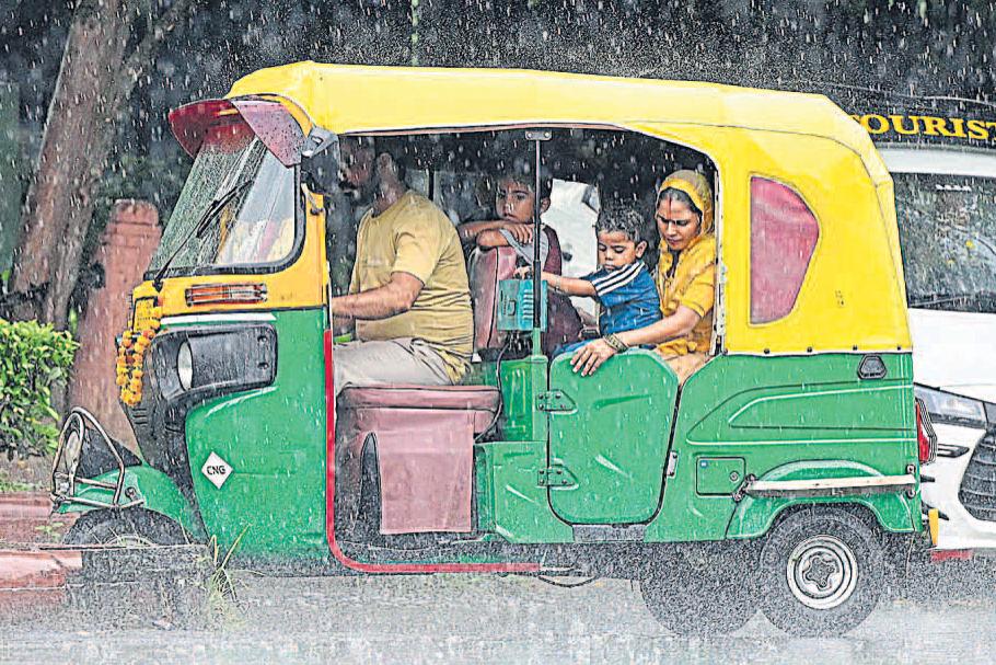 हल्की बूंदाबांदी के बीच 46 डिग्री जैसी गर्मी ने बेहाल किया