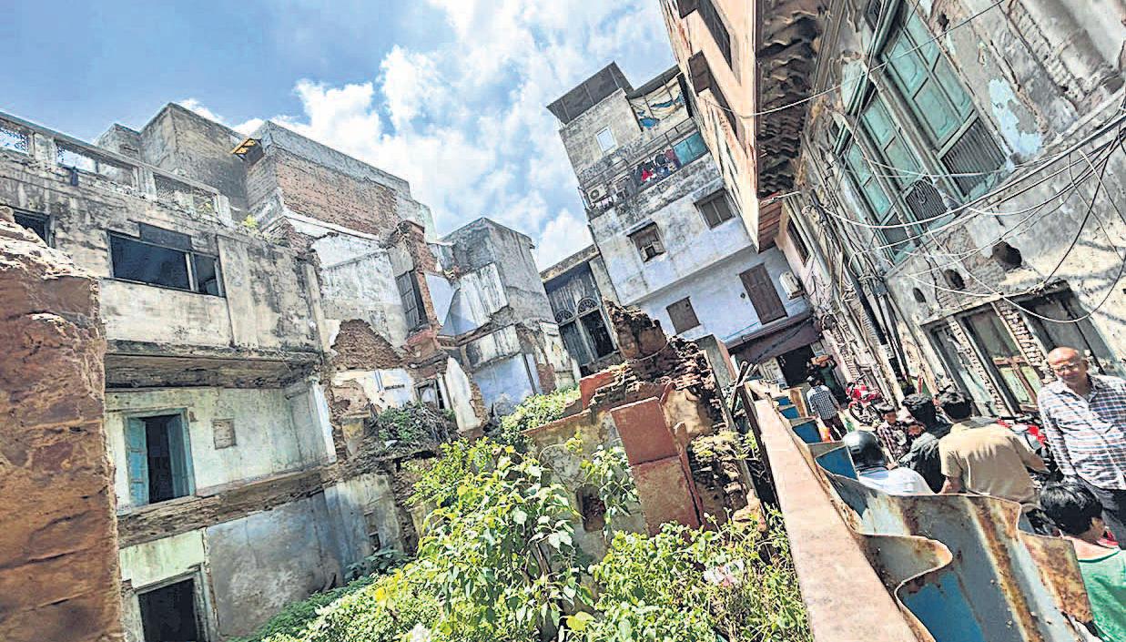 चांदनी चौक में मरम्मत की मंजूरी लेकर करा रहे नया निर्माण कार्य