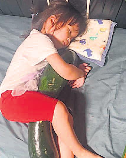 चीन में गर्मी से राहत पाने को कद्दू लेकर सो रहे बच्चे