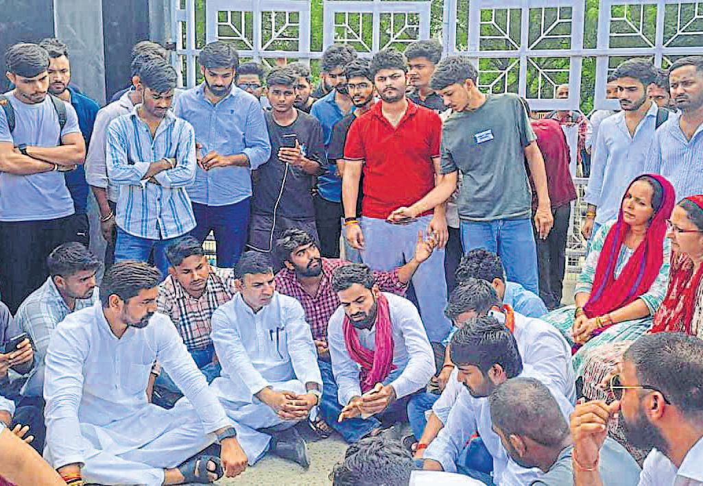 छात्रा की खुदकुशी के बाद विश्वविद्यालय में हंगामा
