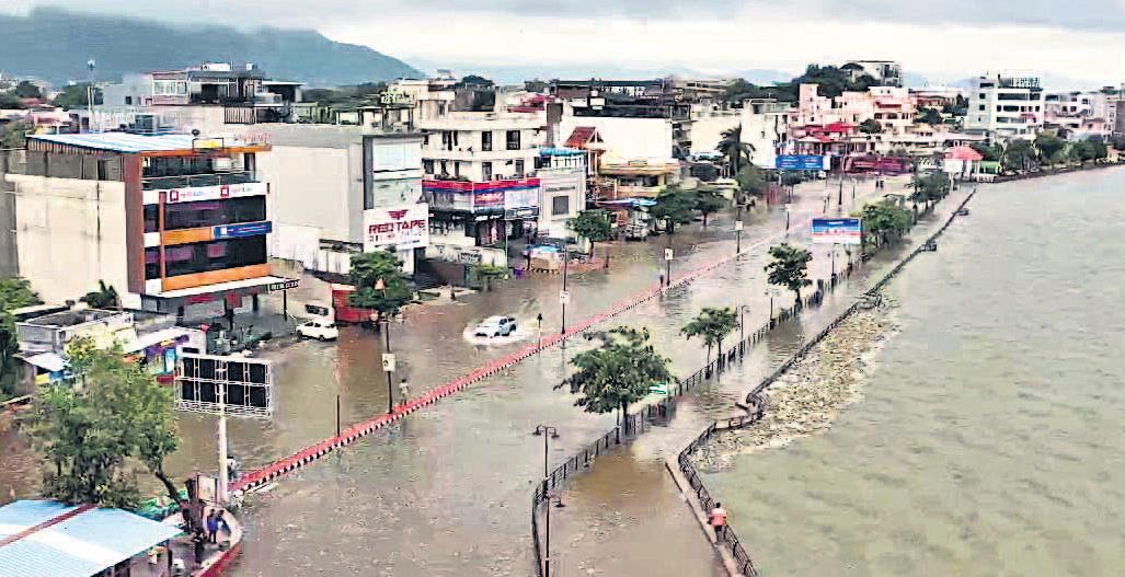 भारी बारिश और बाढ़ से कई राज्यों में आफत