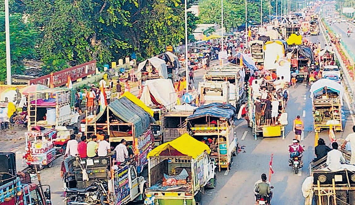 डाक कांवड़ियों के उमड़े सैलाब से हाईवे जाम
