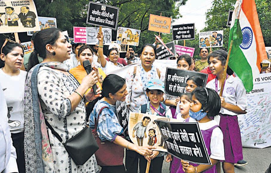 फीस वृद्धि के खिलाफ उतरे अभिभावक