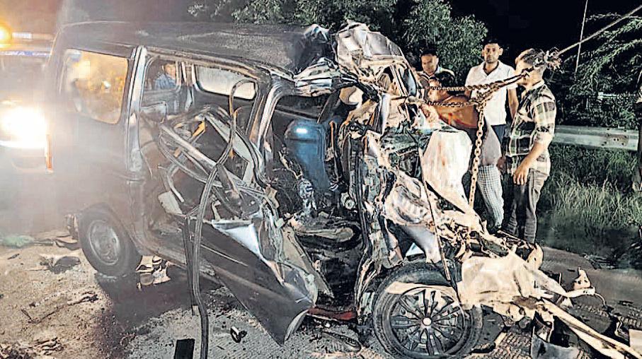 यमुना एक्सप्रेस-वे पर हादसे में छह मरे