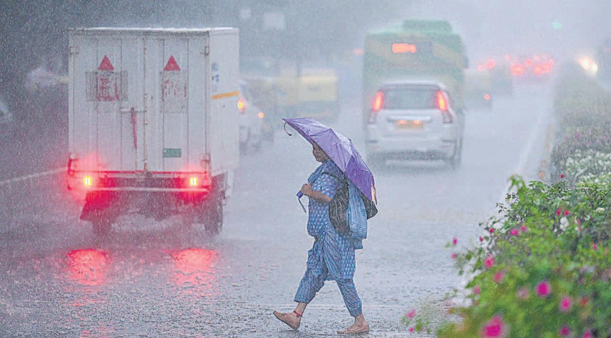 दिल्ली में तेज बारिश से दो डिग्री नीचे आया तापमान