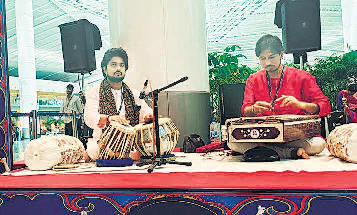 हवाई यात्रियों को सांस्कृतिक अनुभव दे रहा 'डेल वाइब्स'