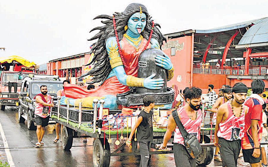 कांवड़ियों की संख्या बढ़ने से कई मार्गों पर बदलाव किए गए