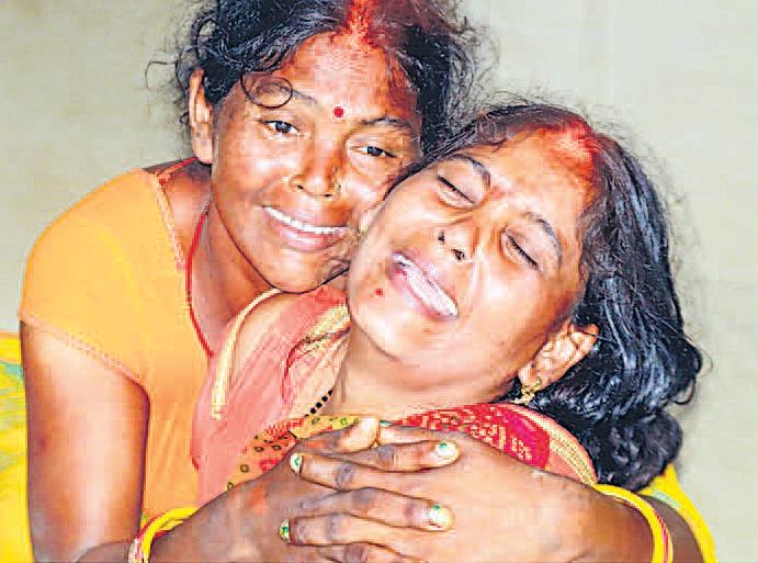 देवघर में बस और ट्रक की टक्कर, छह की मौत