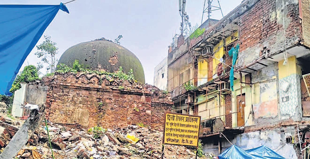 धरोहरों के पास जर्जर इमारतें, मरम्मत में कई पेच