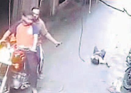 एलजी के आदेश पर पतंग उड़ाते समय छत से गिरे किशोर की जान गई