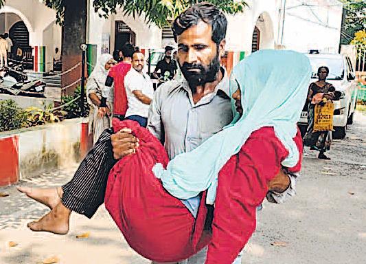 बच्चेदानी निकाली तो पत्नी को उठाकर कलेक्ट्रेट पहुंचा
