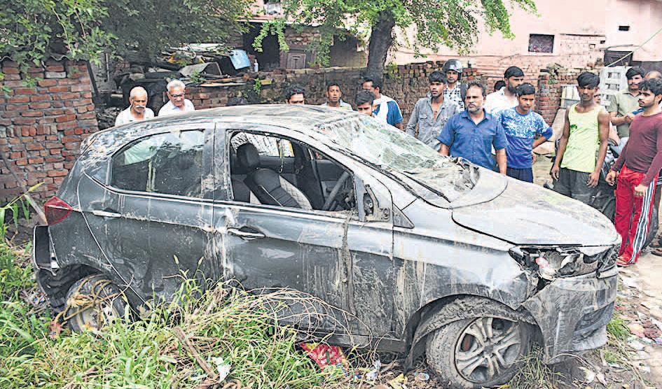 नाले में कार गिरने से तीन दोस्तों की मौत