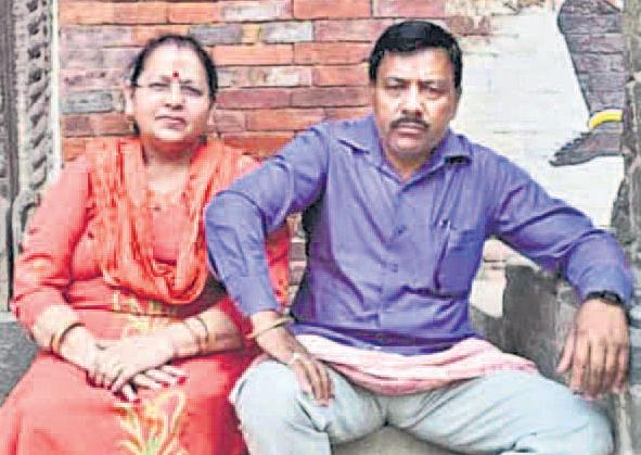 पत्नी का शव लेकर भटक रहा कारोबारी