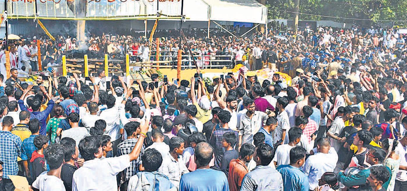 जुबीन को लाखों प्रशंसकों ने नम आंखों से अंतिम विदाई दी