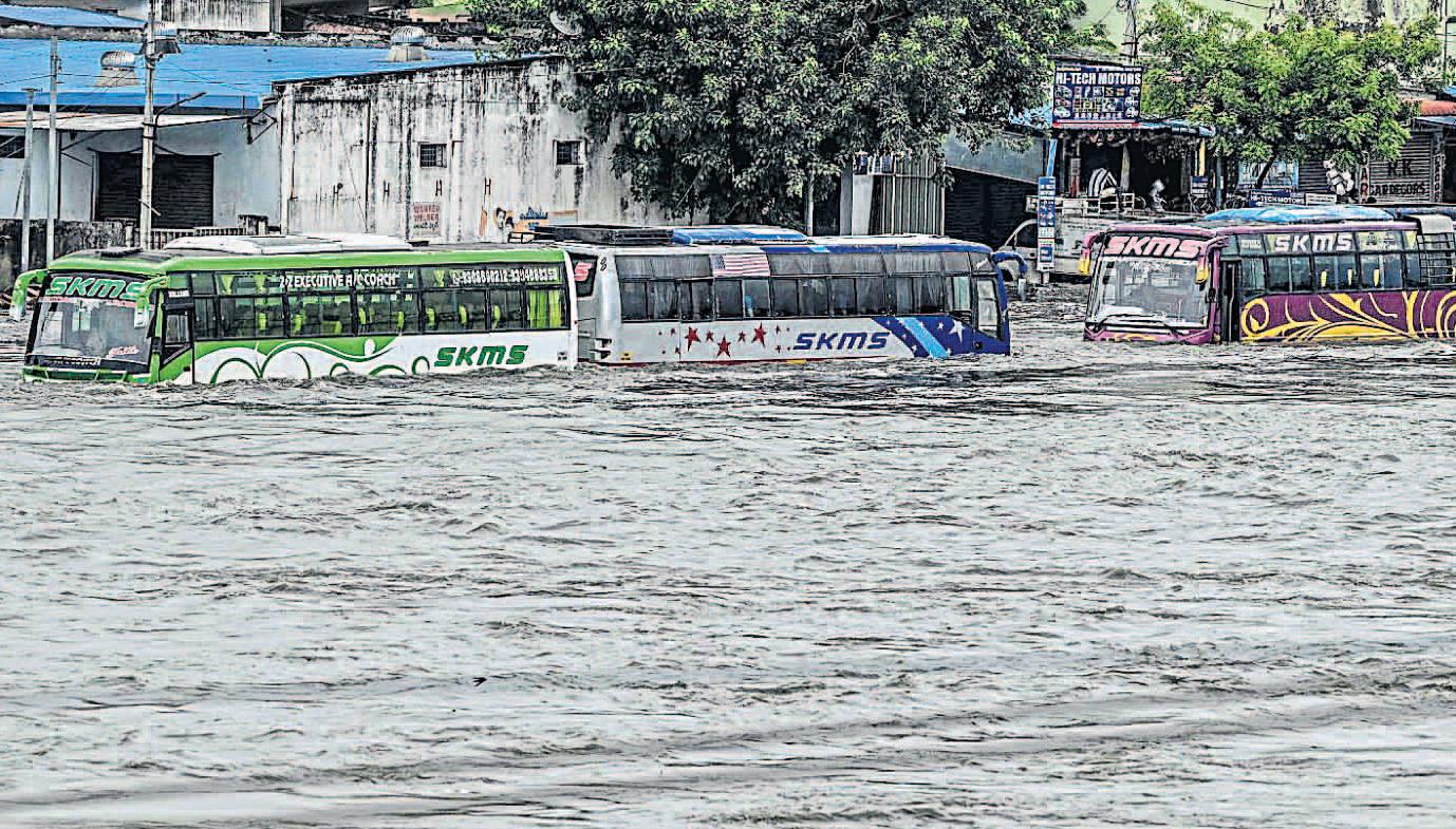 तेलंगाना और महाराष्ट्र में भारी बारिश से बाढ़ जैसे हालात बने