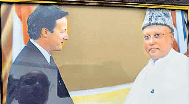 चैतन्यानंद फर्जी फोटो से जमाता था रौब