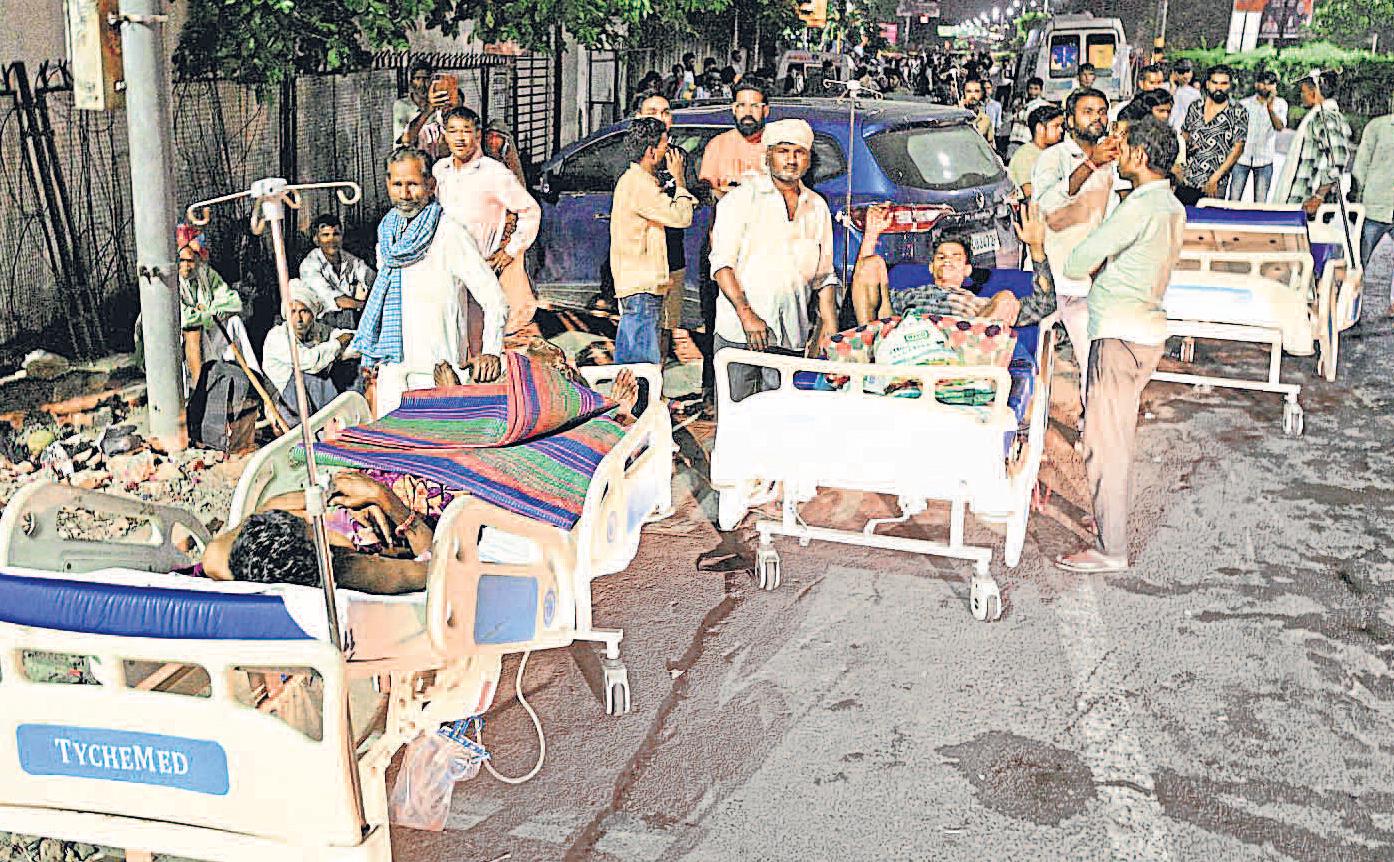 आग लगी तो मरीजों को छोड़कर भागा स्टाफ