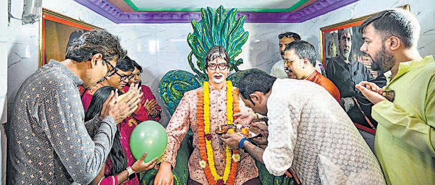 अमिताभ बच्चन के जन्मदिन पर 'जलसा' के बाहर जश्न