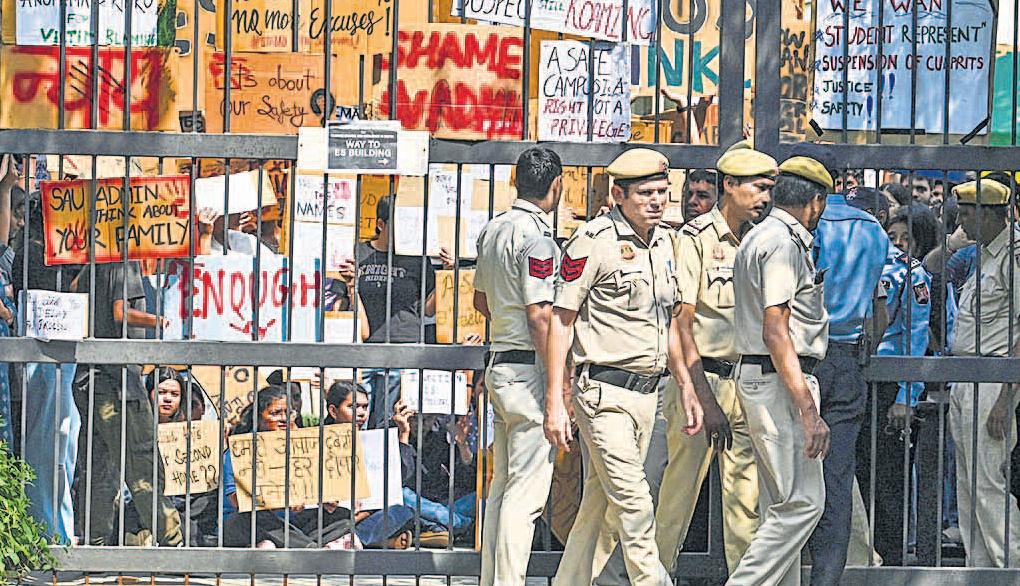 यौन शोषण के गुनहगार अब तक फरार