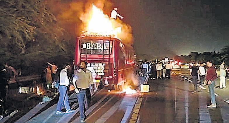 एक्सप्रेसवे पर चलती एसी बस में आग लगी, यात्रियों ने कूदकर जान बचाई