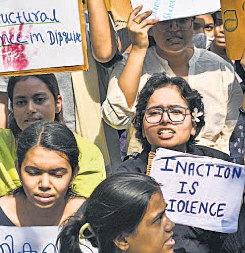 पीड़िता को हॉस्टल से भेजे गए थे धमकी भरे ई-मेल