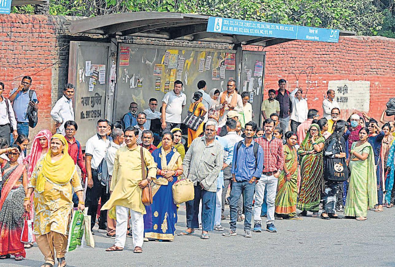 दिनभर बसों की तलाश में भटकते रहे दिल्लीवाले