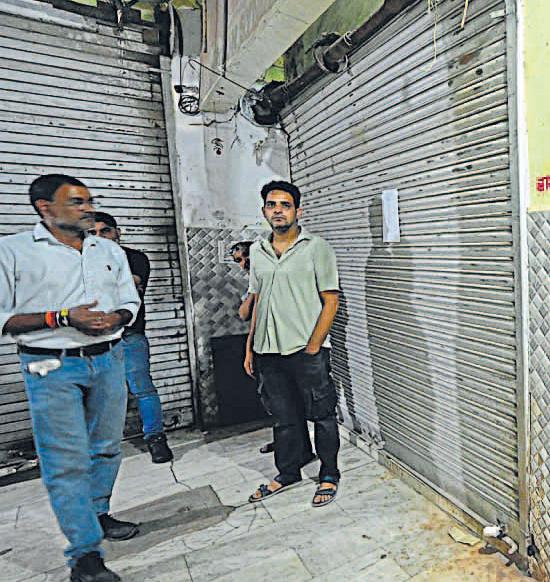 निगम ने कटरा नील बाजार में दुकानें सील कीं