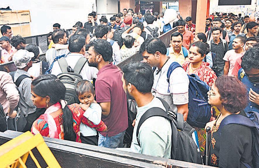रेलवे स्टेशन पर भारी भीड़, निजी बसों में वसूल रहे मनमाना किराया