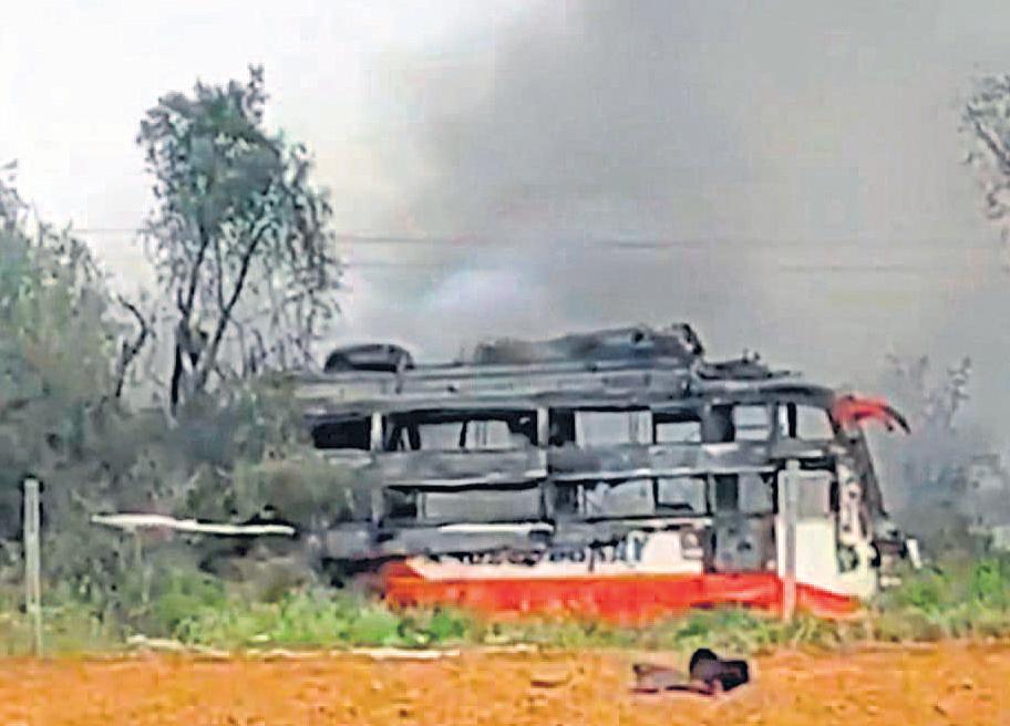 हाईटेंशन लाइन से टकराई बस में आग से दो की मौत