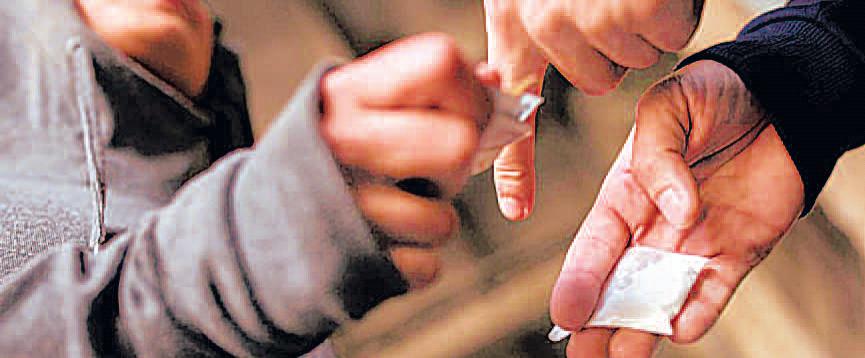 ड्रग्स तस्करी में पूर्व कस्टम अधिकारी गिरफ्तार