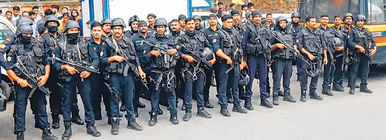 दहशत : दो घंटे तक अटकी रही सांसें