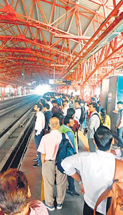 रेड लाइन पर मेट्रो सेवा प्रभावित रही