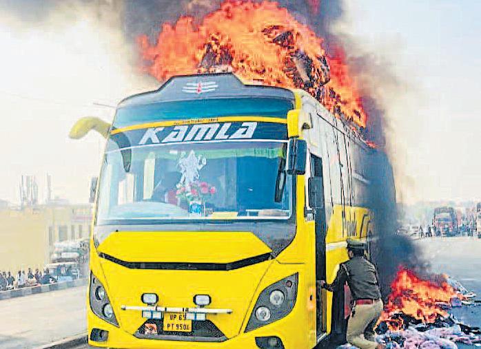 बस में आग, 40 यात्री बाल-बाल बचे