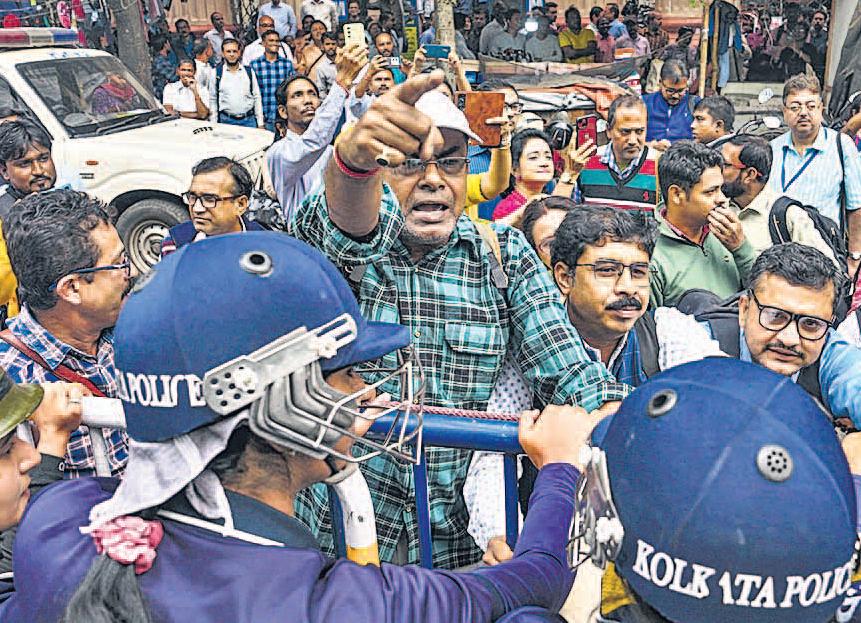 सीईओ कार्यालय पर घमासान, भाजपा नेताओ का विरोध