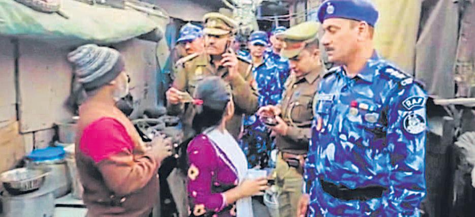 पुलिस 'मशीन' लगाकर बोली, बांग्लादेशी तो नहीं?