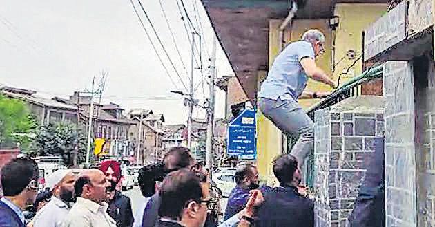 Omar dodges cops, scales wall to pay tributes to 1931 martyrs
