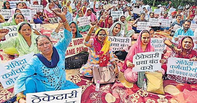 { UT EDUCATION DEPARTMENT } Class-4 employees protest contract system