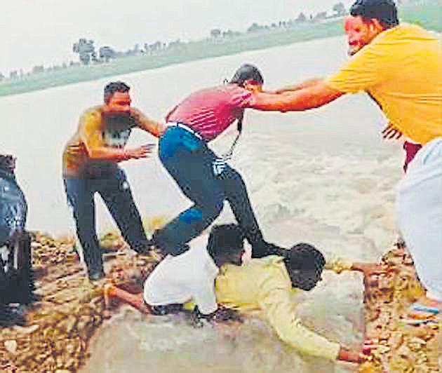 2 men 'bridge gap' to help students cross rain-hit road