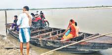 Vote in Thakurganj: 5km, a risky boat ride away