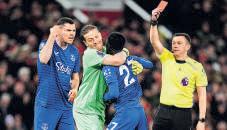 Everton shrug off bizarre red card to beat blunt Man United