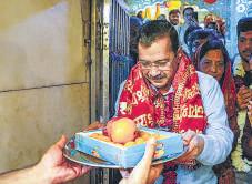 Parties huddle, take stock ahead of polling