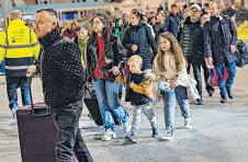 Thousands flee as fresh tremors jolt Santorini