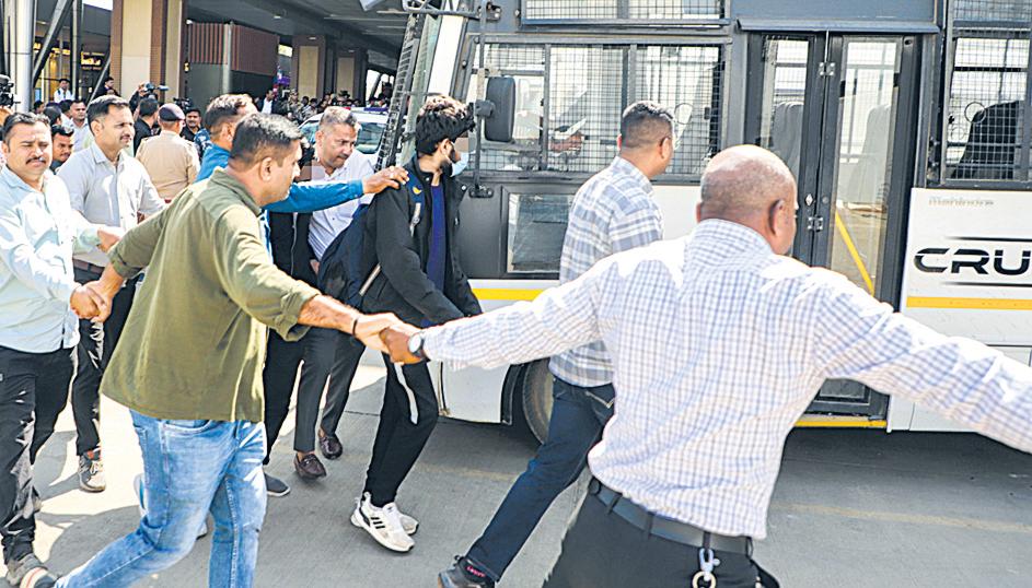 2nd batch of US deportees also chained on-board flight