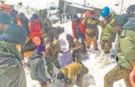 Eight die as avalanche rescue operation ends