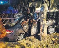 2 Dead, 2 Hurt as Speeding Car Rams Tree at Naraina