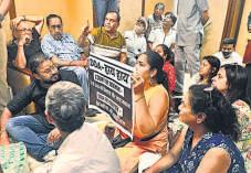 Protesting house owners storm into DDA's office