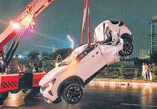 Storm unleashes Capital chaos, 2 dead